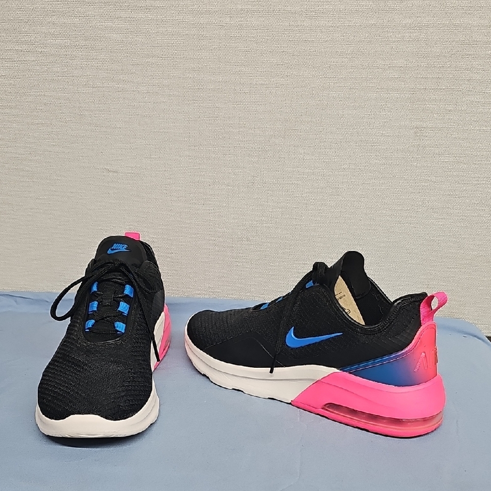 Nike Women's Black and Pink Athletic Shoes